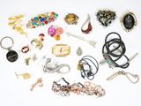 plusieurs types de bijoux différents sur une surface blanche