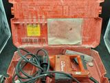 une caisse à outils rouge avec des outils sur une table