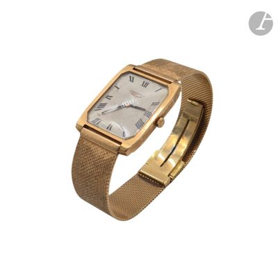 une image d'une montre-bracelet en or avec des chiffres romains sur le cadran