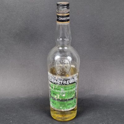 une bouteille d'alcool posée sur une table