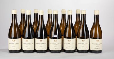six bouteilles de vin sont alignées sur une table