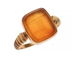 une image représentant une bague en or avec une pierre orange au centre