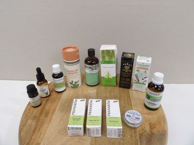 une table en bois sur laquelle sont disposées diverses bouteilles d'huiles essentielles