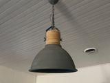 une lampe suspendue au plafond de la pièce