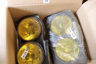 quatre lampes jaunes dans une boîte en carton posée sur une table