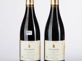 deux bouteilles de vin posées l'une à côté de l'autre sur une table