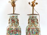 paire de vases chinois ornés de scènes asiatiques sur fond blanc
