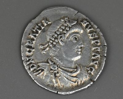 une pièce d'argent représentant une femme