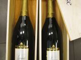 deux bouteilles de champagne dans un coffret en bois posé sur une table