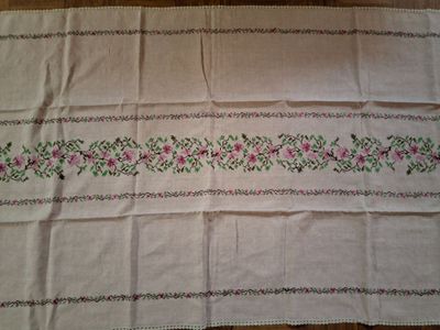 an image of a table runner with pink flowers on it