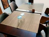 une table et des chaises dans une pièce avec une grande fenêtre