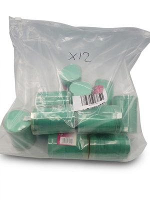 un sac de gommes vertes posé sur une surface blanche
