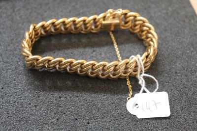 Gros plan sur un bracelet en chaîne en or portant une étiquette
