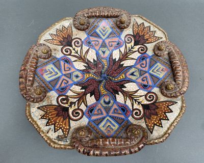 une image représentant une boîte décorative ornée d'un motif floral