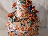un vase orné de fleurs, posé sur une table