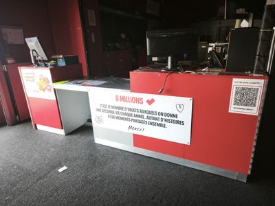 Comptoir caisse rouge. VENDU SUR DESIGNATION A L'HOTEL DES V…