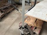 une photo représentant une table avec un chariot dans un entrepôt