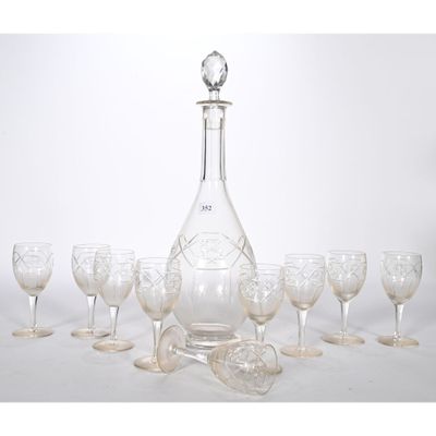 ensemble de carafe en cristal avec verres à vin et une carafe