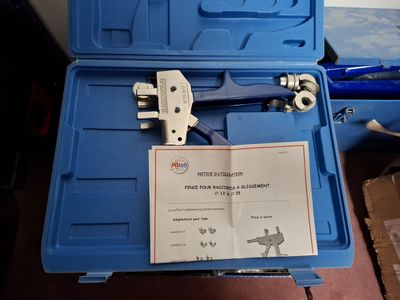 une boîte à outils bleue avec une poignée bleue, une boîte à outils bleue avec une poignée bleue et une boîte à outils bleue avec une poignée bleue et une poignée bleue