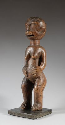 une statue en bois représentant un homme tenant un bébé dans ses bras