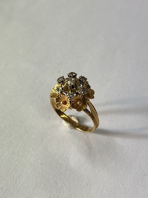 Bague OR Jaune EN Forme DE Fleur Sertie DE Petits Diamants. …