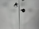 un gros plan d'une lampe posée sur un pied métallique, comportant deux ampoules