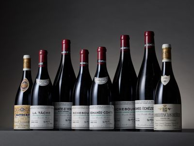 six bouteilles de vin sont alignées sur une table