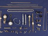 de nombreux bijoux de toutes sortes disposés sur un fond bleu
