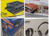 Plusieurs modèles de casques sont exposés dans un magasin