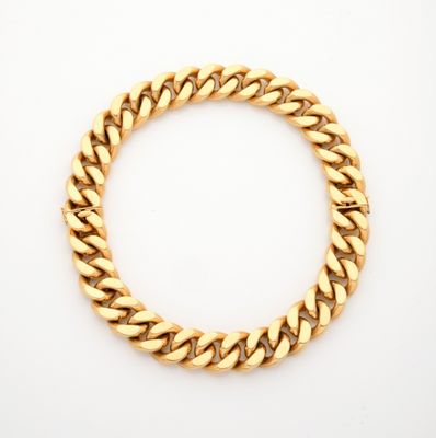 un bracelet en or sur fond blanc
