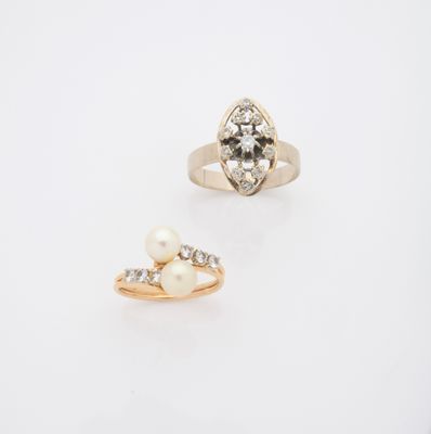 deux bagues et une bague avec une perle sur un fond blanc