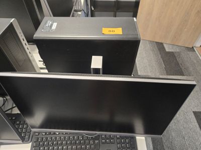 deux écrans d'ordinateur et un clavier dans une pièce