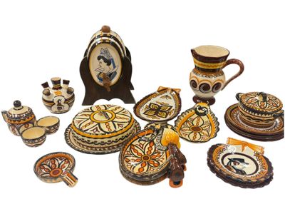 many pieces of pottery that are sitting on a table