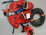 un sac rouge avec un tuyau et un sac rouge avec un tuyau et un sac rouge avec un tuyau et un sac rouge avec un sac rouge avec un