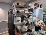 une cuisine avec beaucoup de désordre sur le comptoir