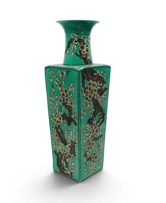 vase vert orné d'un motif représentant des oiseaux et des fleurs