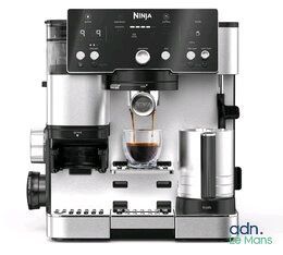 gros plan d'une machine à café sur fond blanc