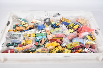 une boîte blanche remplie d'une sélection de petits véhicules-jouets