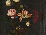 tableau représentant des fleurs dans un vase posé sur une table, sur fond noir
