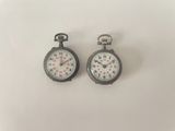 paire de montres de poche anciennes avec chiffres romains et chiffres romains