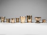 un ensemble de tasses et de coupes en argent posées sur une table