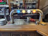 une photo d'un bar avec plusieurs robinets à bière dessus
