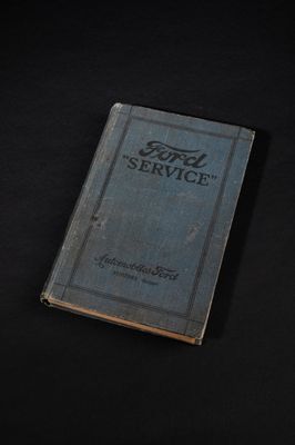 un vieux livre posé sur une table, sur une surface noire