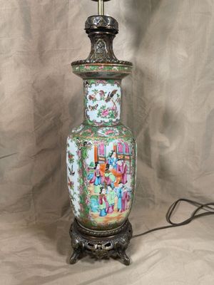 une lampe posée sur une table