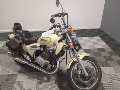 une moto posée sur un sol à damier