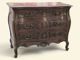 une commode en bois avec de nombreux tiroirs
