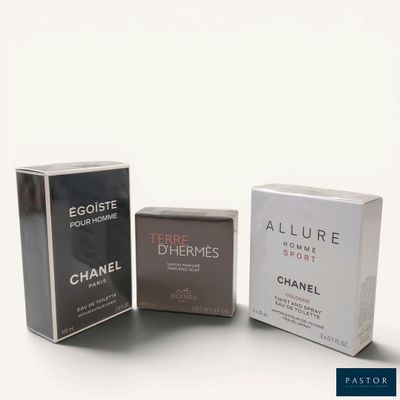 Deux flacons de parfum sont posés l'un à côté de l'autre sur une surface blanche