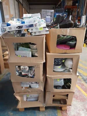 de nombreux cartons empilés les uns sur les autres dans un entrepôt