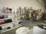 une pièce avec beaucoup d'objets sur les étagères
