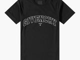 un t-shirt noir portant l'inscription « Givenchy »